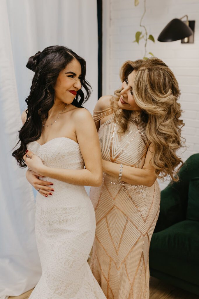 bride getting ready with mom must have wedding photos